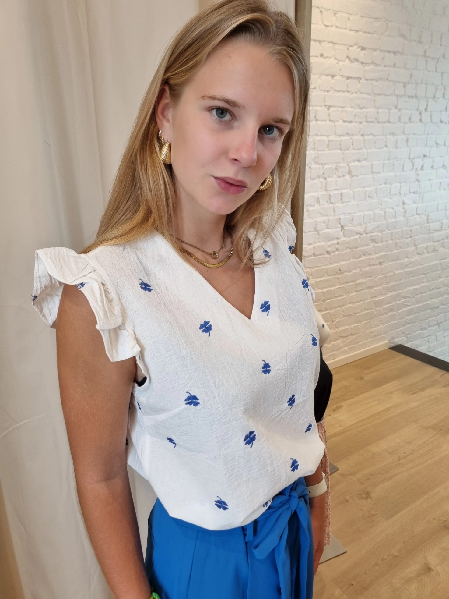 witte katoenen top met blauwe broderie