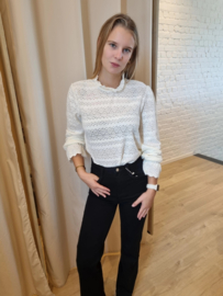 kanten bloesje met leuk accent aan de mouwtjes