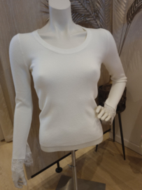 fijn truitje met kanten mouwen wit