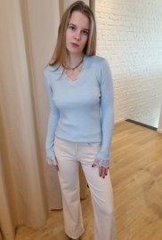 fijn truitje met kanten mouwen lichtblauw