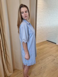 luchtige katoenen jurk met geperforeerd motief lichtblauw