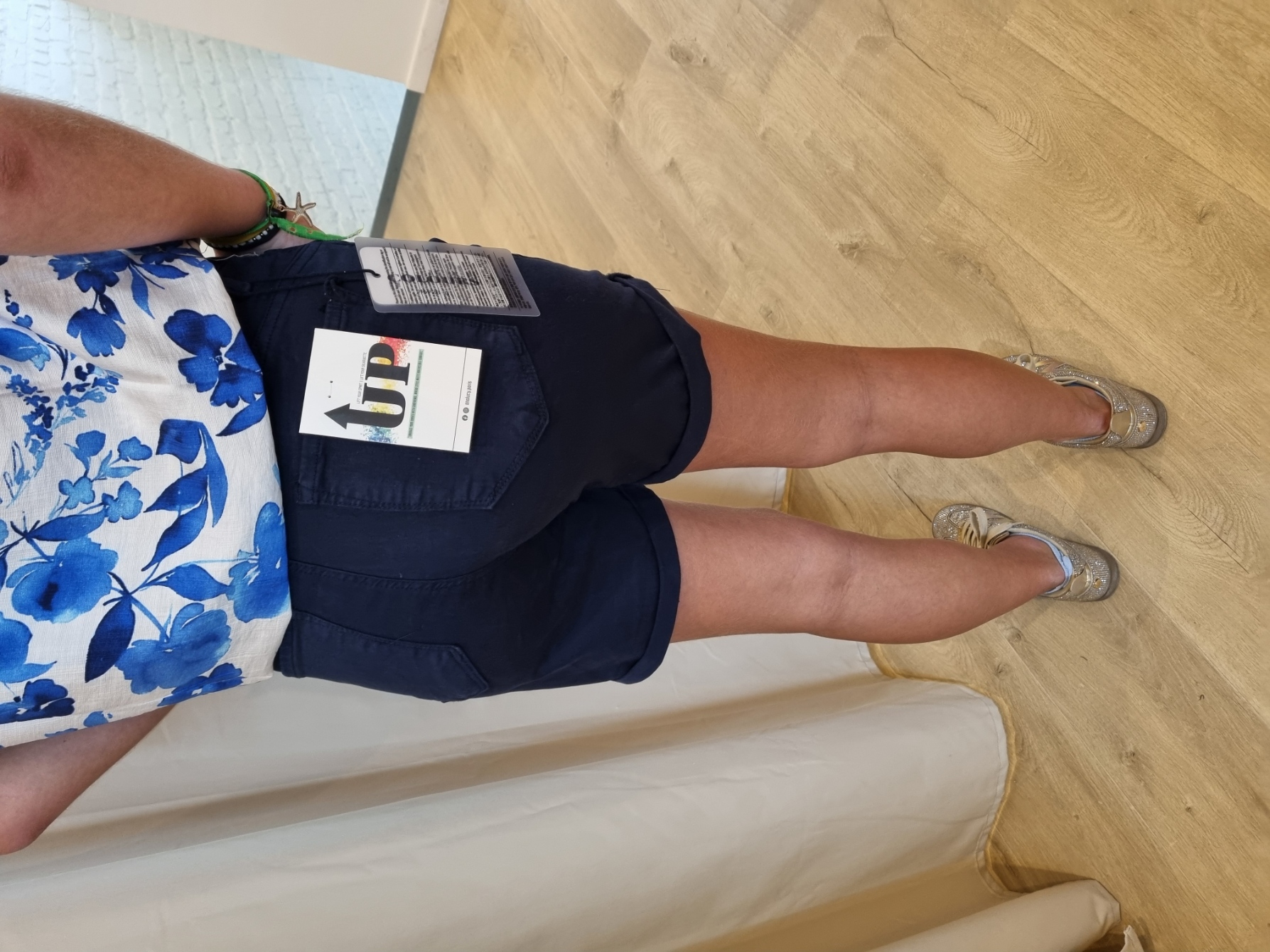 super stretch push up shortje met omslag boord marineblauw