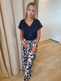 lossere broek met blauwe print