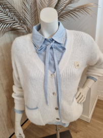 witte cardigan met blauw boordje en patch