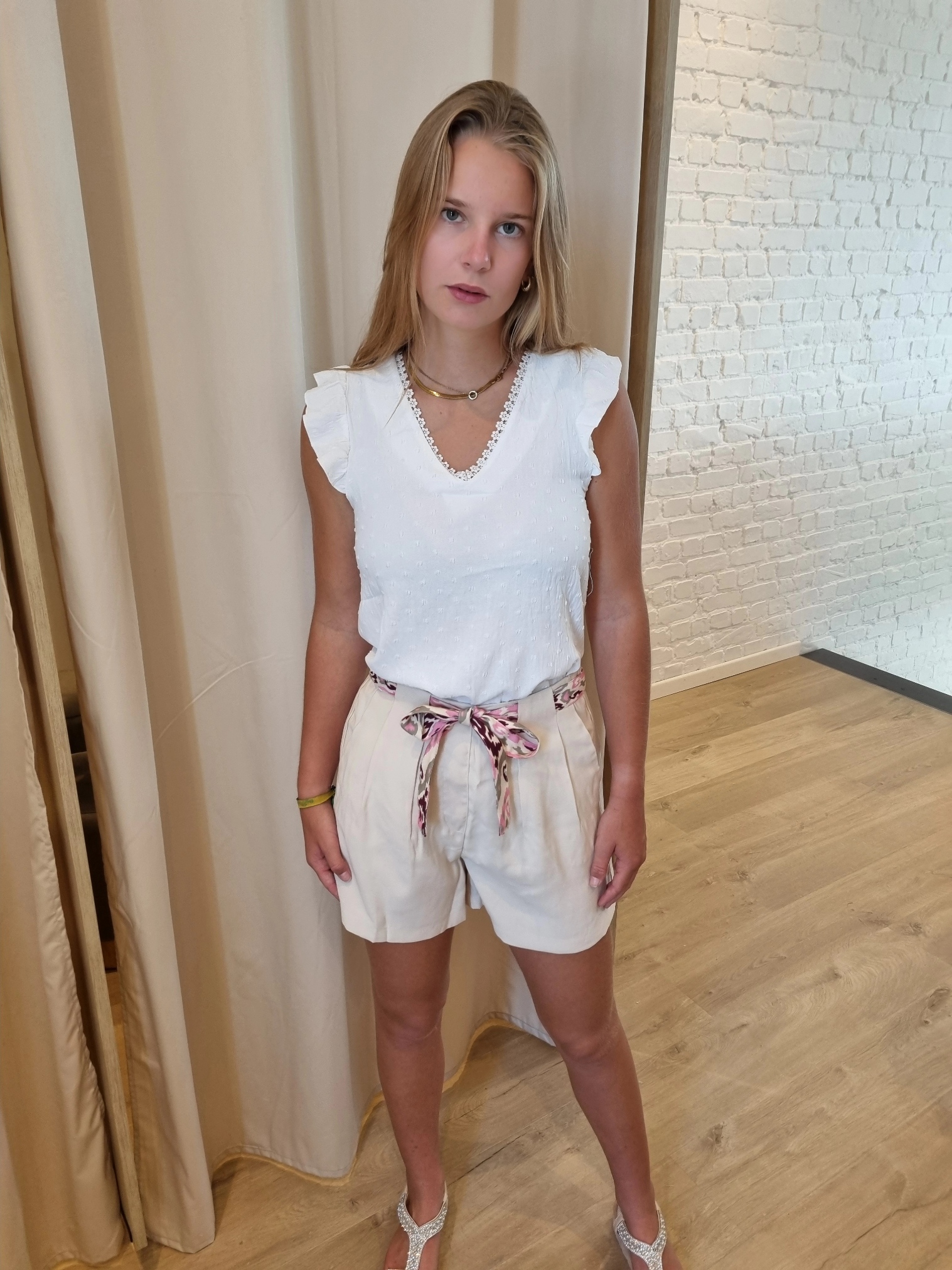 romantische witte katoenen top met klein perfo detail