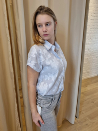 hemdje met motief in zacht blauw