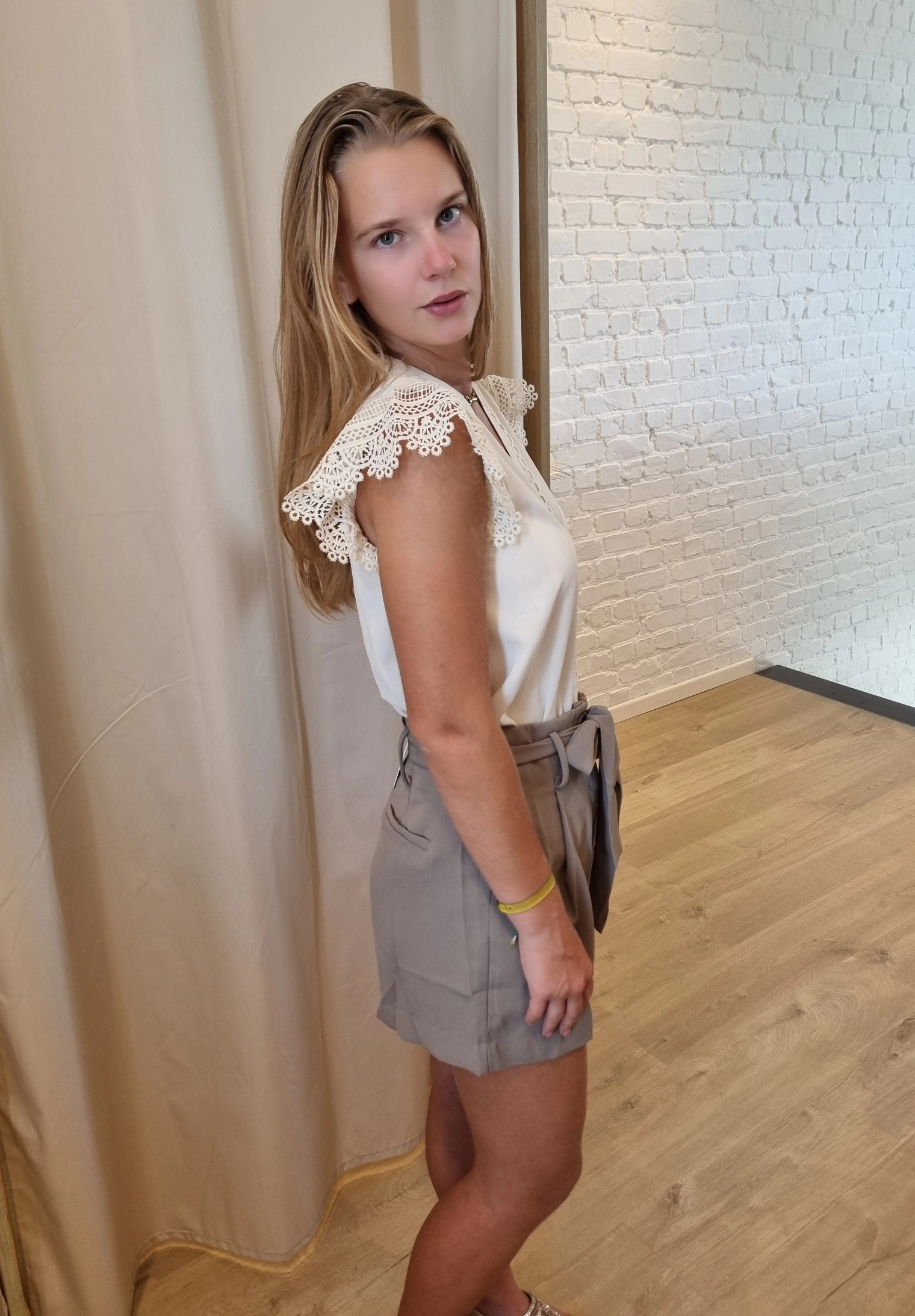 bloesje met sierlijke details beige
