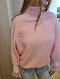 ruime trui met lossere mouwen in pastelroze