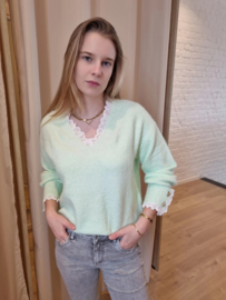 trui frulletje en V-hals pastelmunt