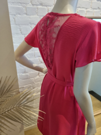fuchsia jurk met frulletjes mouwen en kant achteraan (tot maat 50)