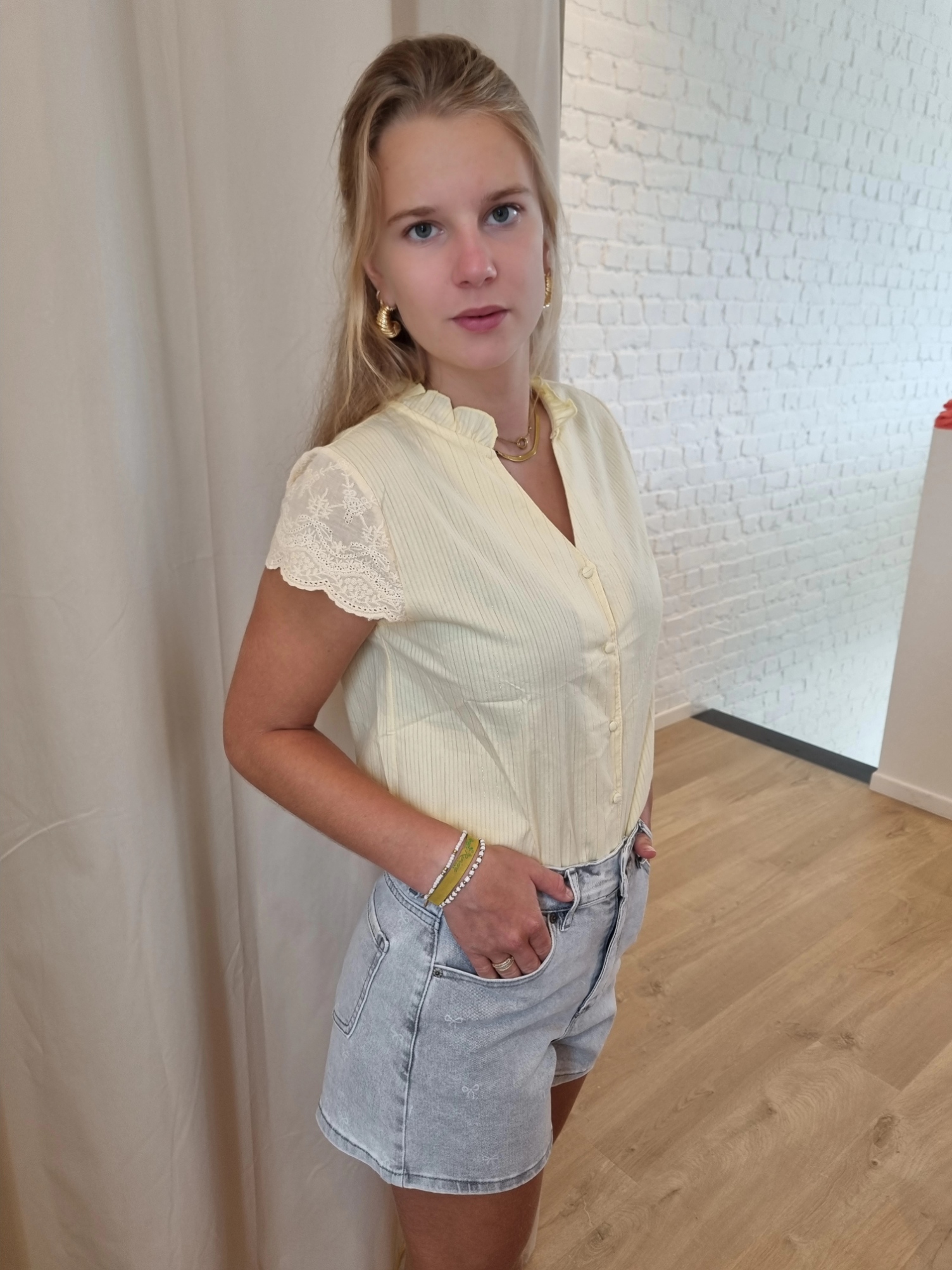 shortje met lichte strikjesprint bleek jeansgrijs
