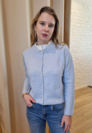 pastel trui met knopen en kanten afwerking lichtblauw