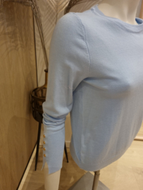 trui met zilveren knoopjes lichtblauw