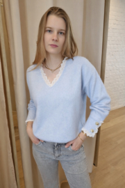 trui frulletje en V-hals pastelblauw