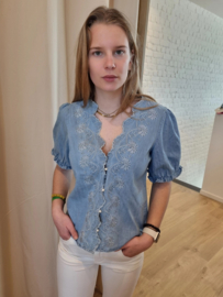 lichtblauw jeanshemdje met broderie