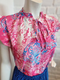 bloesje met fronsmouwtjes en striklintje fuchsia print