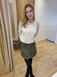 trui met gaatjesdetail bovenaan ecru
