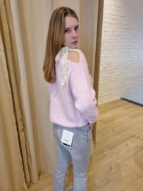 trui met open schouder en strikje lichtroze