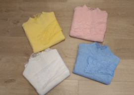 trui met kanten mouwen lichtroze