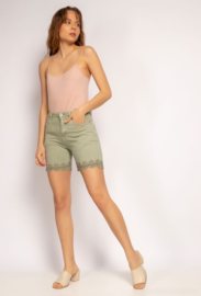 shortje kaki met kanten afwerking