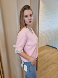 trui met korte mouwen, kanten afwerking en strikjes roze