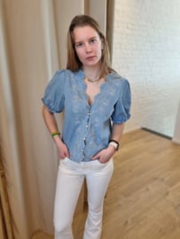 lichtblauw jeanshemdje met broderie