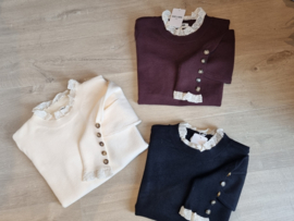 trui met kanten hals en knoopjes aan de mouwen ecru