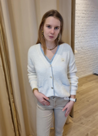 witte cardigan met blauw boordje en patch