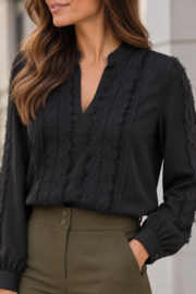 Zwarte blouse met verfijnde kanten mouwen