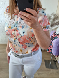 chino met frulletjes aan de zakken wit