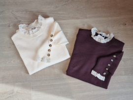 trui met kanten hals en knoopjes aan de mouwen ecru