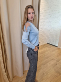 licht truitje met open motief aan de schouders lichtblauw