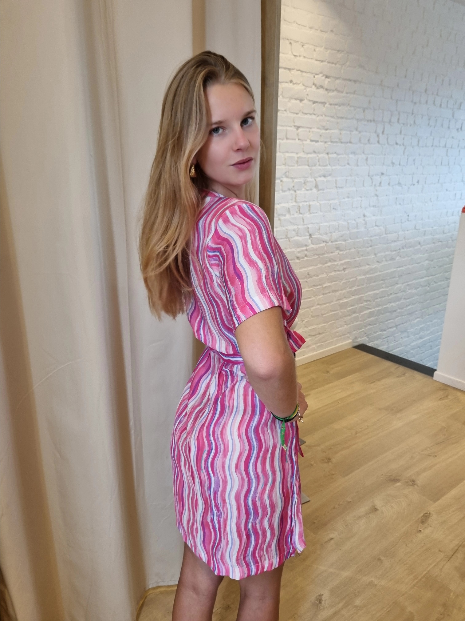 viscose jurk met fuchsia streepjes