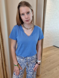 T-shirt met kanten V-hals azuurblauw