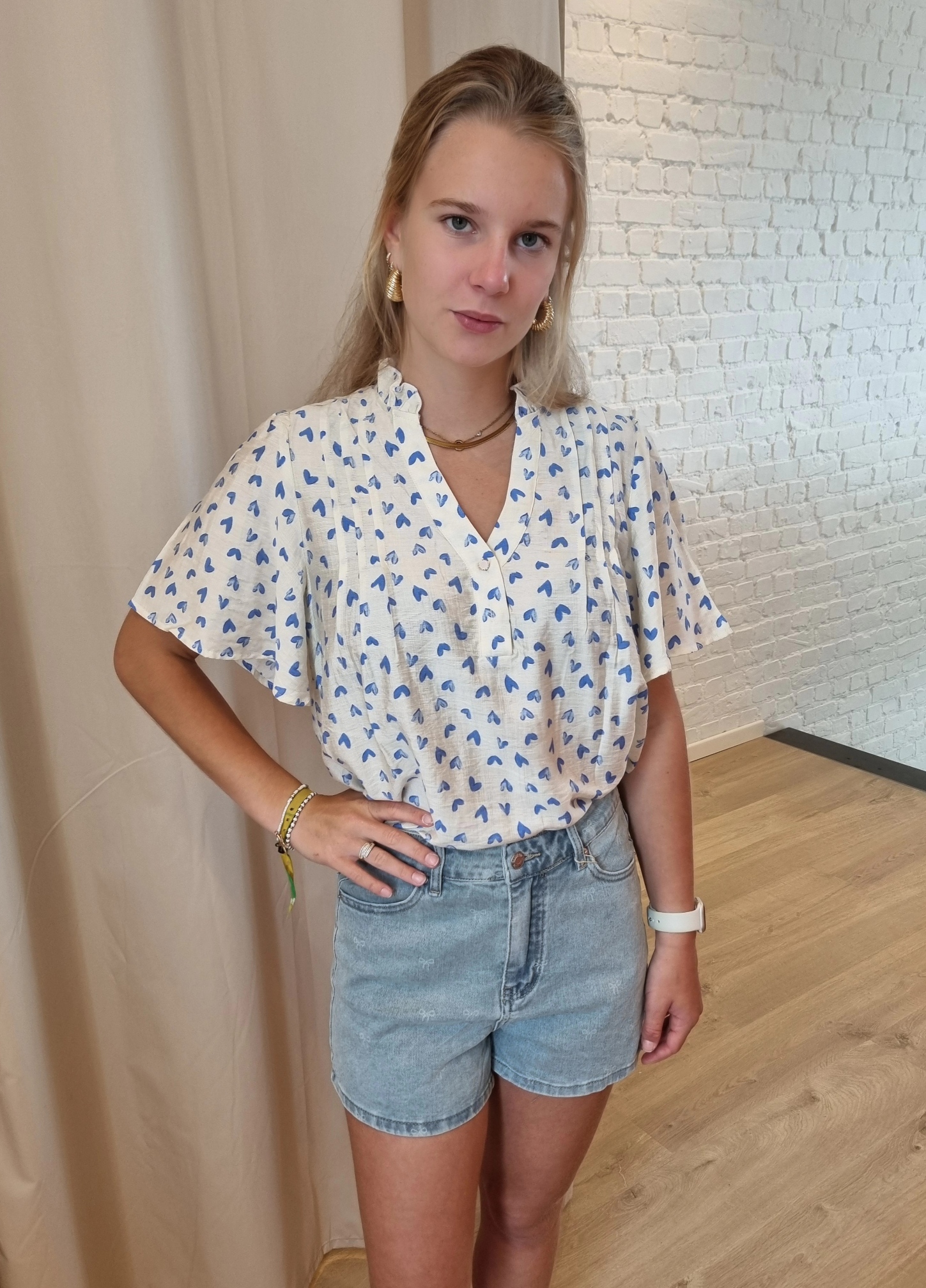 bloesje met wijdere mouwen en hartjesprint helblauw