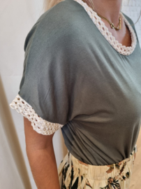 T-shirt met ronde hals en gouden afwerking kaki
