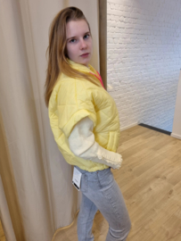 mouwloos donsjasje geel