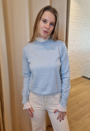 trui met detail aan de hals en polsen lichtblauw