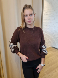 trui met broderie op de armen chocolat