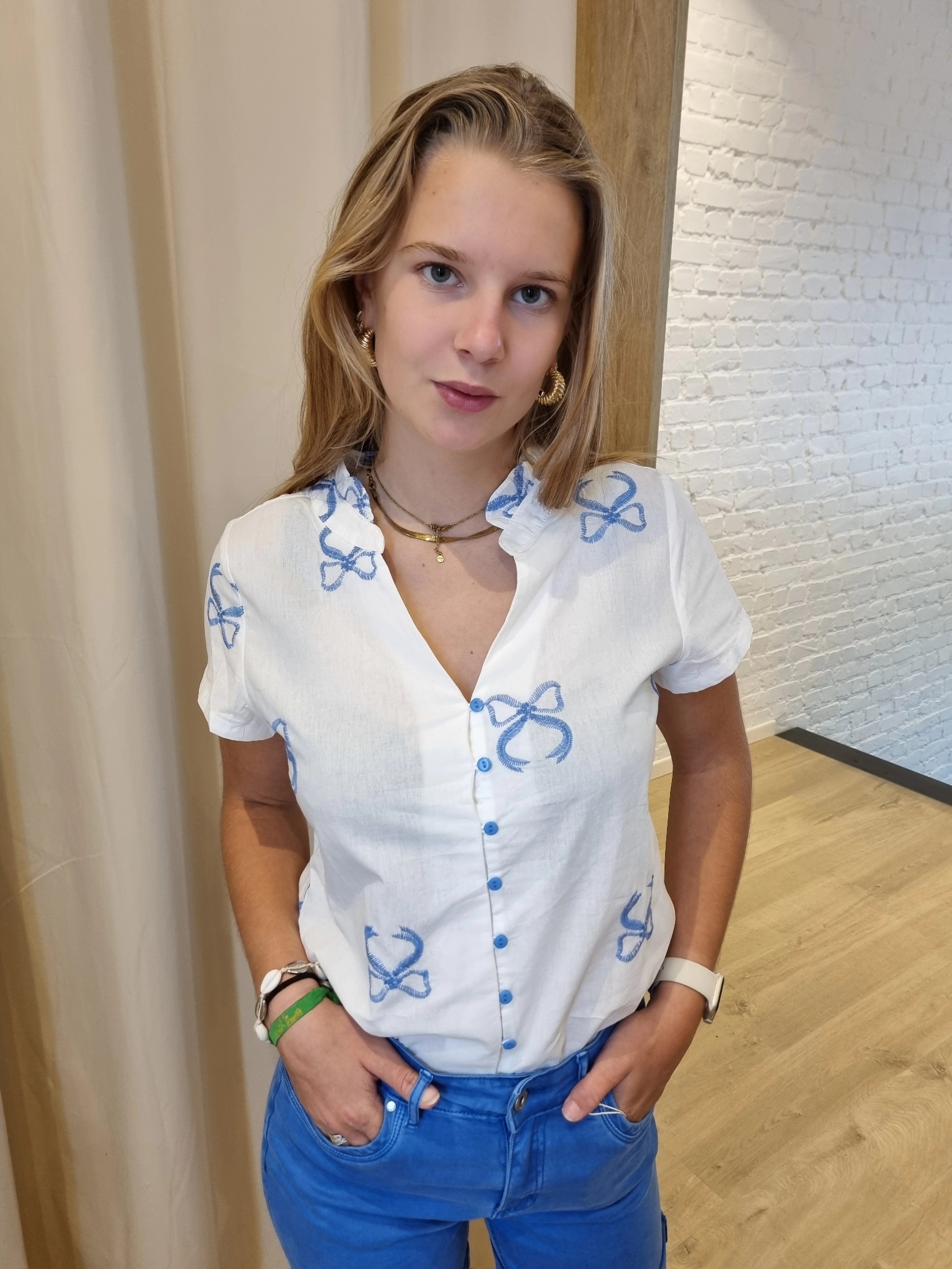 katoenen hemdje met knoopjes en blauwe print