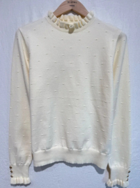 trui met klein frulletje aan de hals en gouden knoopjes ecru