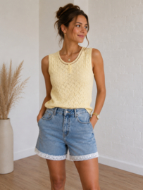 gebreide top met dentelle motief en knoopjes lichtgeel
