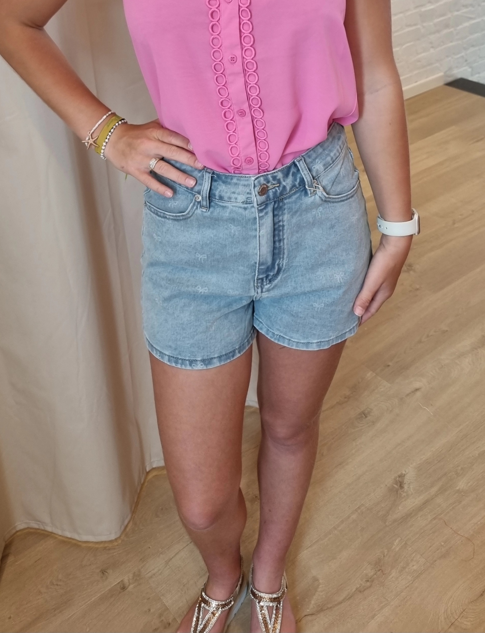 shortje met lichte strikjesprint jeans