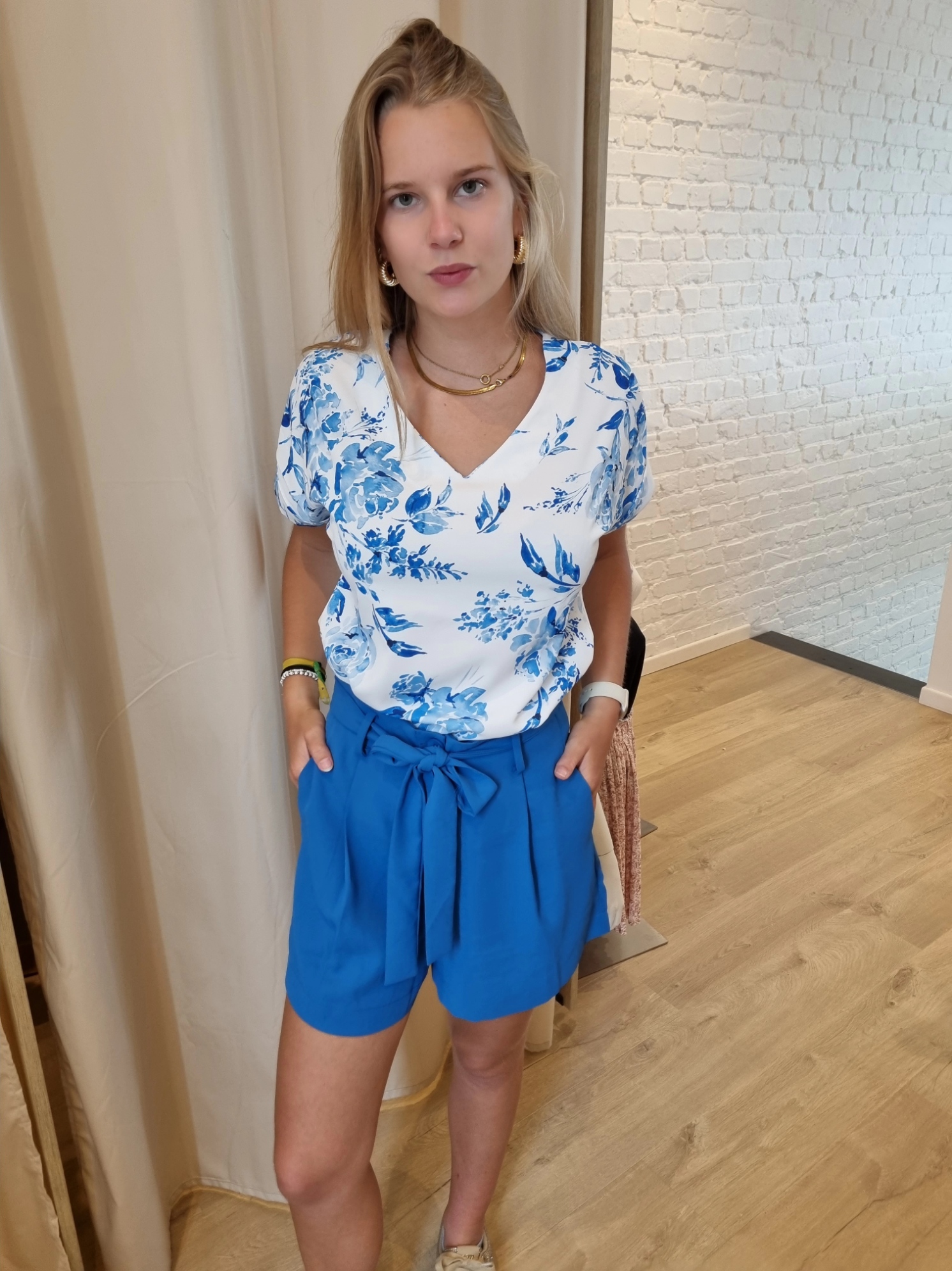 bloesje met blauwe bloemenprint