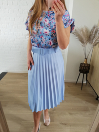 plissé rok lichtblauw met riem