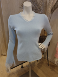 fijn truitje met kanten mouwen lichtblauw