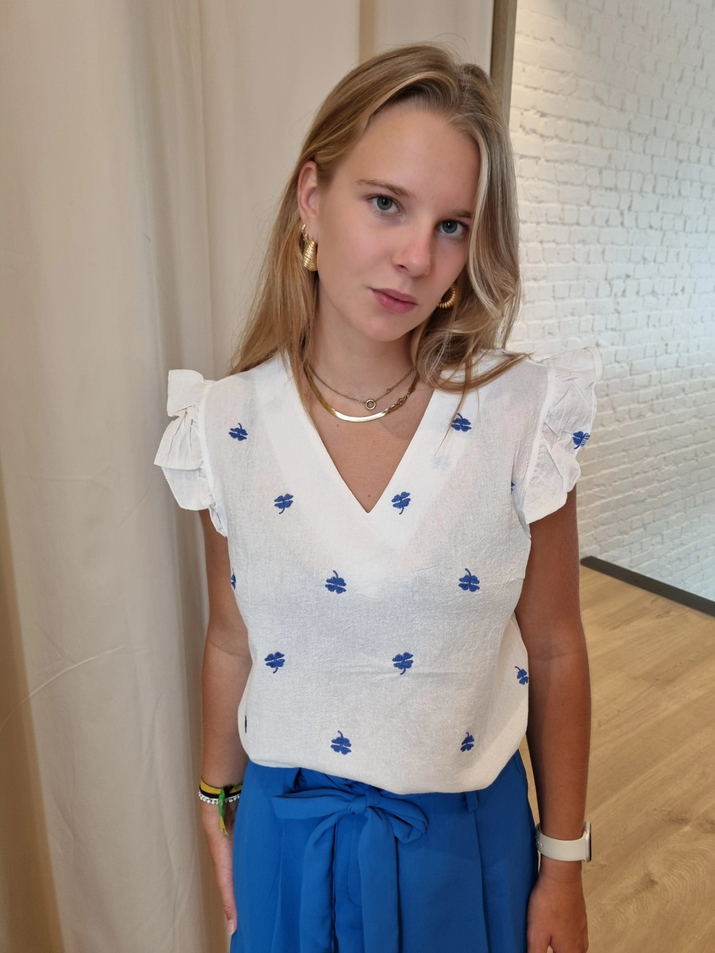 witte katoenen top met blauwe broderie