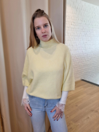 ruime trui met lossere mouwen in pastelgeel