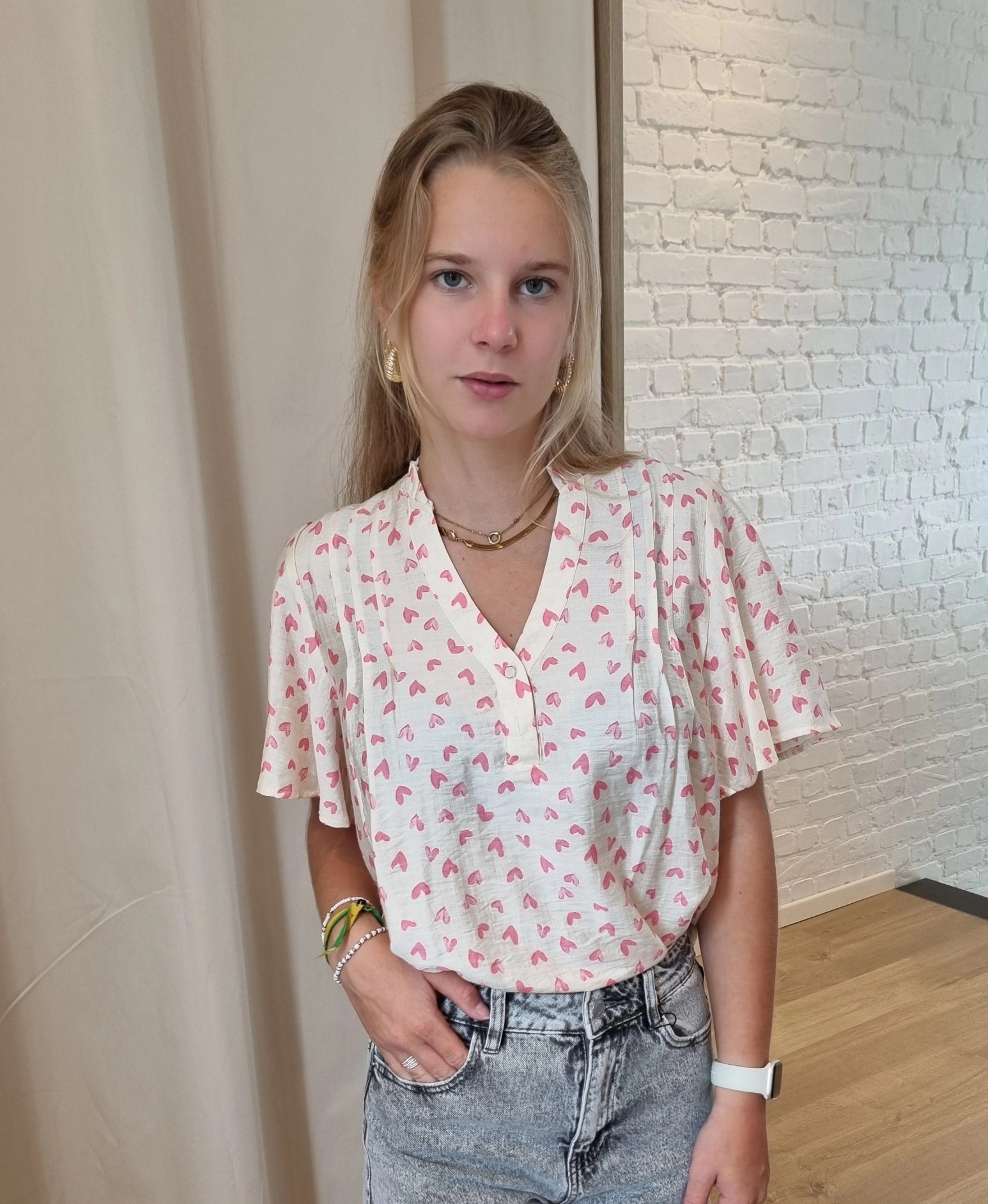 bloesje met wijdere mouwen en hartjesprint roze