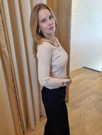trui met strikdetail camel